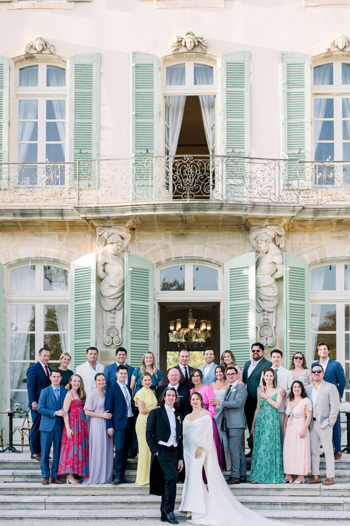 Groups pictures at chateau de tourreau during a wedding in provence