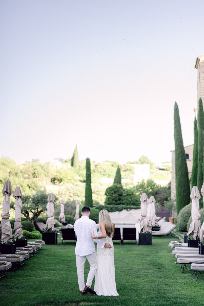 engagement photoshoot at the Gordes viewpoint with village backdrop