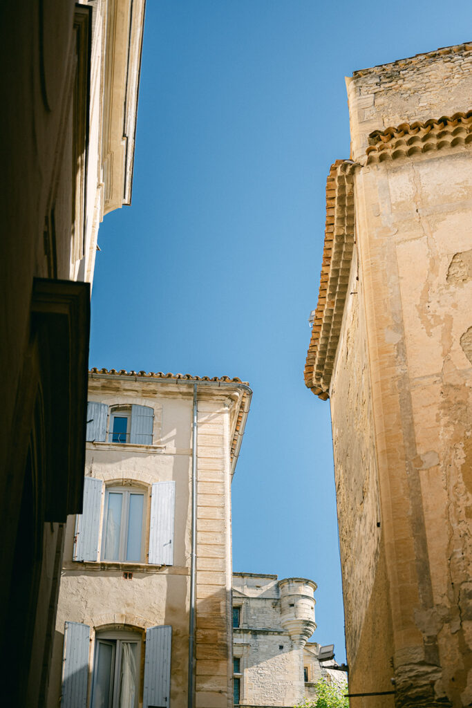 engagement photoshoot at the Gordes viewpoint with village backdrop