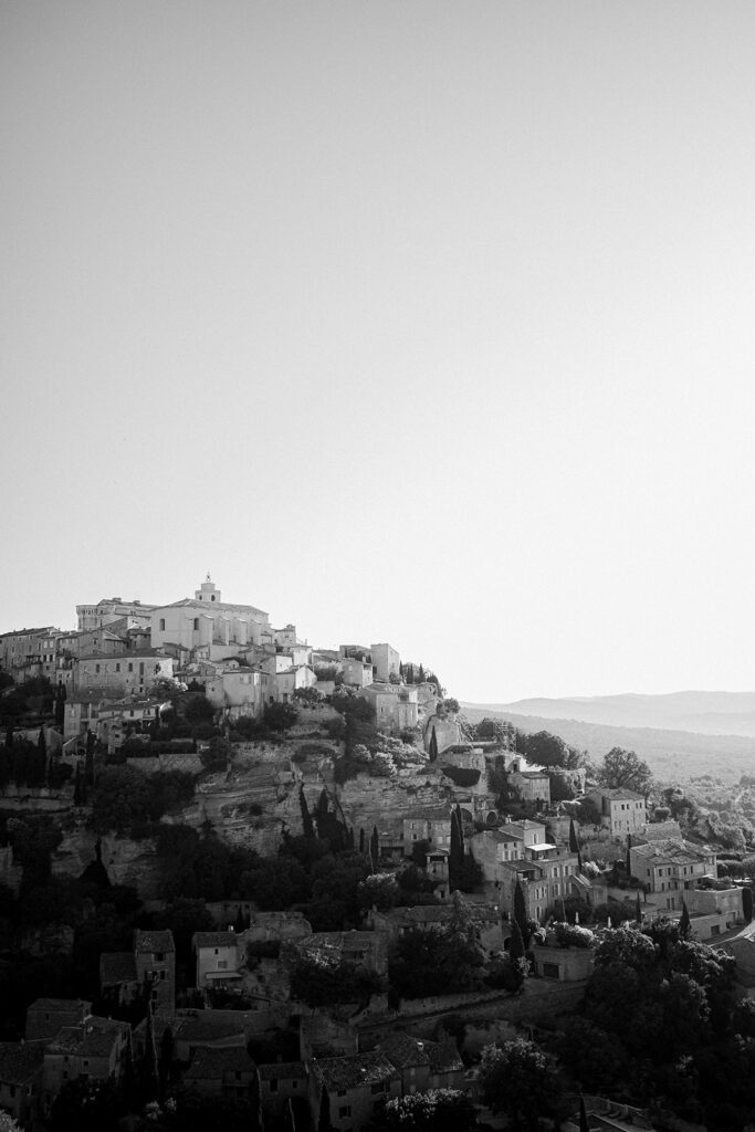 engagement photoshoot at the Gordes viewpoint with village backdrop