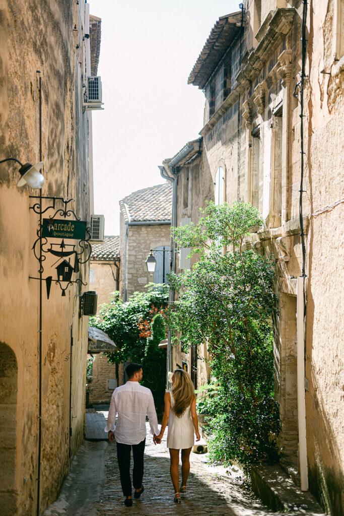 engagement photoshoot at the Gordes viewpoint with village backdrop